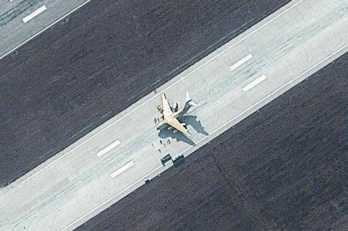 Máy bay vận tải cỡ lớn Y-20 xuất hiện trên đường băng của căn cứ Diêm Lương, miền trung Trung Quốc, do vệ tinh Mỹ chụp được.